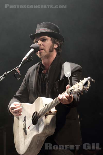 GAZ COOMBES - 2015-06-24 - PARIS - Place de la Republique - Gareth Michael Coombes